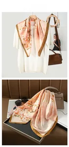 Vue détaillée du foulard en satin rose à fleurs de prunier avec bordure brune
