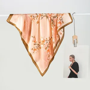 Carré de Soie en Satin pour Femme Élégant Imprimé Floral de Magnolia Foulard Doux Accessoires de Mode Légers pour le Quotidien