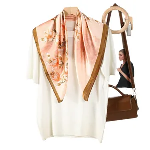 Élégant foulard en satin de soie champagne avec imprimé floral de fleurs de magnolia