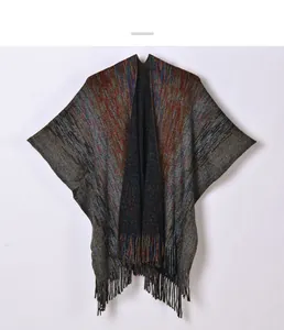 Vue détaillée du poncho en tricot bohème avec textures multicolores et longues franges