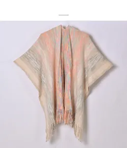 Détail du poncho en tricot space-dye avec de vibrantes franges longues à pampilles