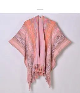Détail d'un châle en maille multicolore avec ourlet à franges et texture mélangée