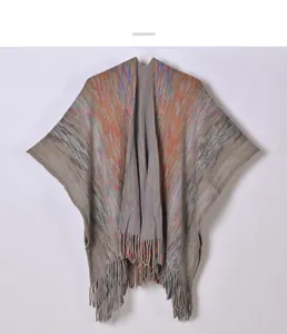 Détail d'un poncho en tricot multicolore avec texture artistique et glands faits main