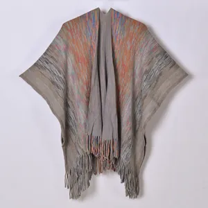 Châle bohème tricoté coloré avec ourlet à franges dans un style cardigan poncho décontracté