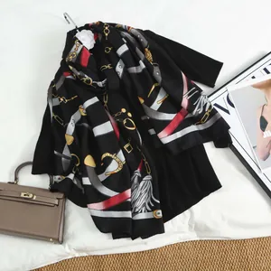 Écharpe en soie pour femme avec imprimé chaîne dorée vintage et motifs élégants de franges