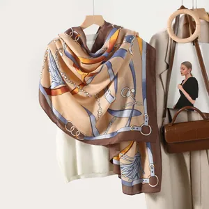Écharpe carrée vintage élégante avec motif équestre, boucle en cuir et imprimé de chaînes