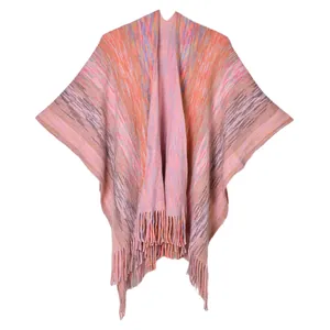 Poncho tricoté coloré avec rayures ethniques, devant ouvert et détails à franges