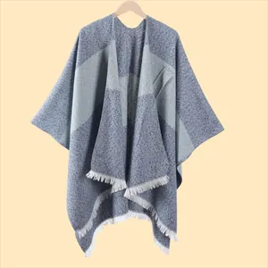 Detailaufnahme des geometrischen Strickschals mit blauen Farbfeldern und weißen Fransen