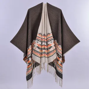 Dettaglio del motivo jacquard geometrico etnico e bordo con nappe su uno scialle in maglia