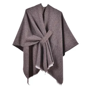 Mantella in maglia marrone scuro con chiusura a incrocio e bordi sfrangiati invernali