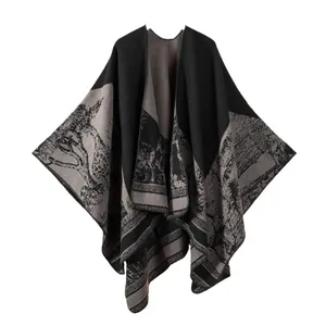 Mantella poncho in maglia grigia e nera con motivo jacquard di renne e foresta
