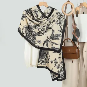 Eleganter langer Samtschal mit Blumenmuster und schwarzen Kontrastkanten für Damen