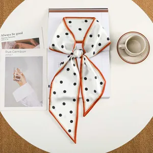 Zijden sjaal met polkadots en oranje randen in een elegante Franse vintage stijl