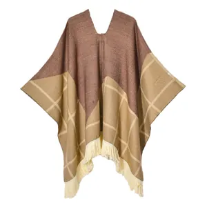 Poncho en maille pour femme avec blocs de couleurs, motif à carreaux et longues franges