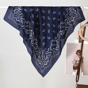 Piccolo foulard in seta blu navy vintage con motivo paisley per donna appeso alla moda