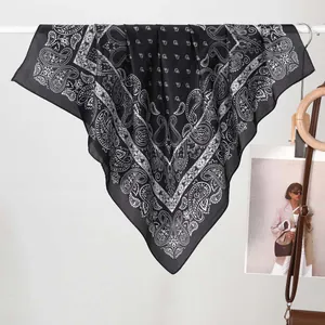 Elegante bandana quadrata nera e bianca con motivo paisley effetto seta per donna