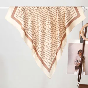 Carré de soie 70cm élégant avec motifs monogrammes géométriques et bordures marron