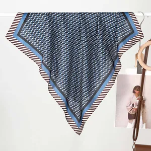 Eleganter Seidenschal mit geometrischem Muster in Marineblau und Satin-Finish