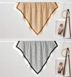 Vue détaillée de foulards en satin aux motifs géométriques en beige et noir élégant