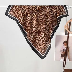 Foulard quadrato in finta seta con stampa leopardata classica e bordo a righe