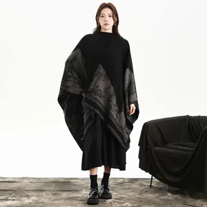 Châle poncho en tricot noir pour femme avec motif de paysage artistique gris