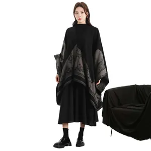 Châle poncho en tricot élégant pour femme avec imprimé forêt noir et gris chic