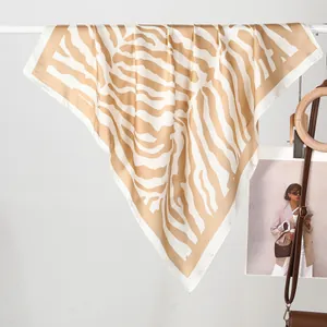 Eleganter Seidensatin-Quadrat-Schal mit Zebra-Print in Champagnergold und Weiß
