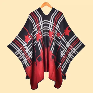 Dettaglio dello scialle in maglia con motivo scozzese classico e design jacquard stella rossa