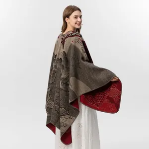 Detail van een dubbelzijdige jacquard sjaal met grijze patronen en donkerrode voering