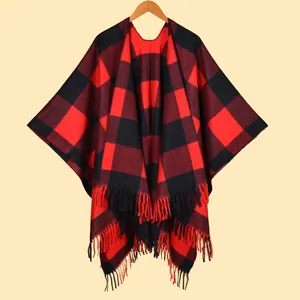Roter und schwarzer Karoschal-Cape mit dekorativen Quasten für Damen im Herbst