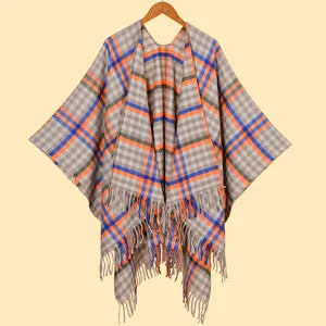 Châle poncho à carreaux pour femmes avec touches orange et longues franges