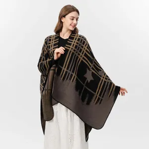 Scialle in maglia da donna con motivo a quadri e jacquard a stelle stile autunnale