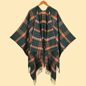 Châle poncho écossais pour femmes en vert foncé et orange avec des franges