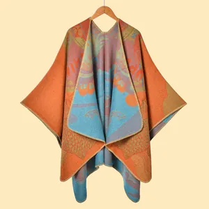 Artistieke gebreide sjaal met oranje koi-patroon en dik geometrisch ontwerp