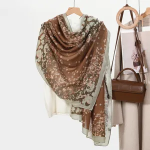 Sciarpa alla moda con stampa floreale marrone e verde salvia e motivo in pietra