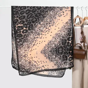 Scialle oversize alla moda con stampa leopardata in chiffon grigio antracite e rosa