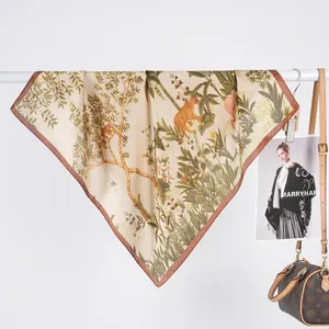 Détail d'un foulard imprimé forêt tropicale de 70cm avec singes et flamants