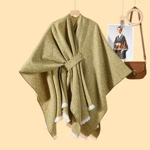 Details des hellgrünen Tweed-Schals mit Fransensaum und passendem Taillenband-Verschluss
