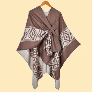Dettaglio dello scialle in maglia con motivo tribale geometrico in marrone e beige