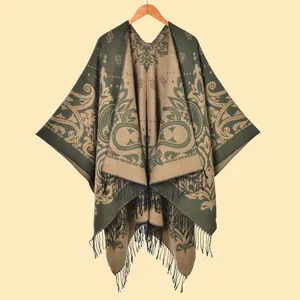 Λεπτομέρεια vintage μοτίβου paisley σε χοντρό πλεκτό σάλι με διακοσμητικά κρόσσια