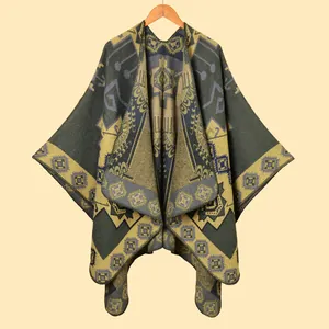 Poncho en maille jacquard vert forêt et jaune avec motifs tribaux vintage