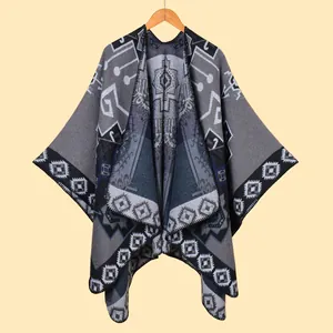 Détail d'un châle en maille jacquard bohème avec motifs géométriques et tons bleu marine