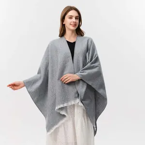 Detailansicht des grauen Strickschals mit zarten weißen Wimpernspitzen-Besatzkanten