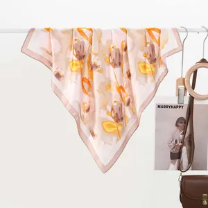 Elegante sciarpa in seta con stampa floreale rosa pastello e motivi astratti acquerello