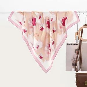 Elegante foulard in seta con stampa floreale acquerello magenta su sfondo beige