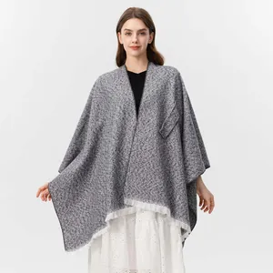 Grau melierter Strickponcho mit weißen Fransen am Saum und offenem Design für Damen