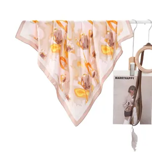 Foulard quadrato in seta rosa con stampa a tulipani acquerello e finitura satinata lucida