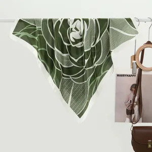 Foulard en soie style français avec motif de rose abstraite vert forêt et ivoire