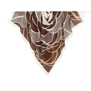 Carré en soie synthétique motif camélia français avec des motifs géométriques marron