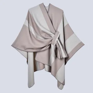 Elegante mantella poncho in maglia a righe con fibbia frontale per viaggi donna